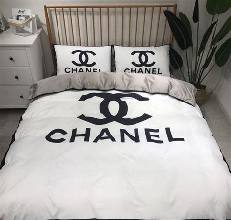 housse de couette motif chanel.